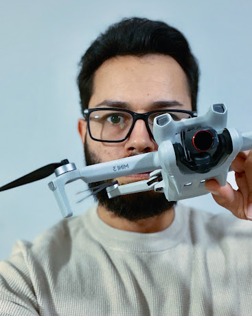 Mike Almeida segurando drone